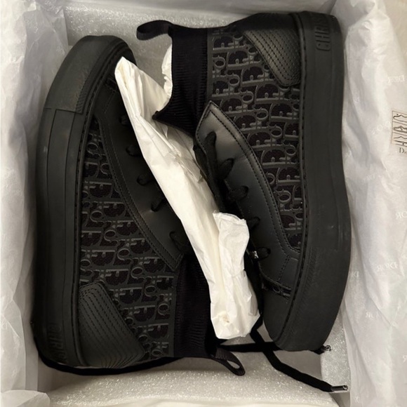 Walk’n’dior
Authentic 
Comes with box & dust bag
Extra laces 
Fits 6.5/7 woman - Picture 1 of 5